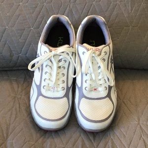 KURU CARRERA - new condition.  Worn only once.